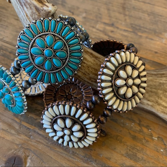 New Western Turquoise & White Squash Blossom Beaded Bracelet - Picture 5 of 7